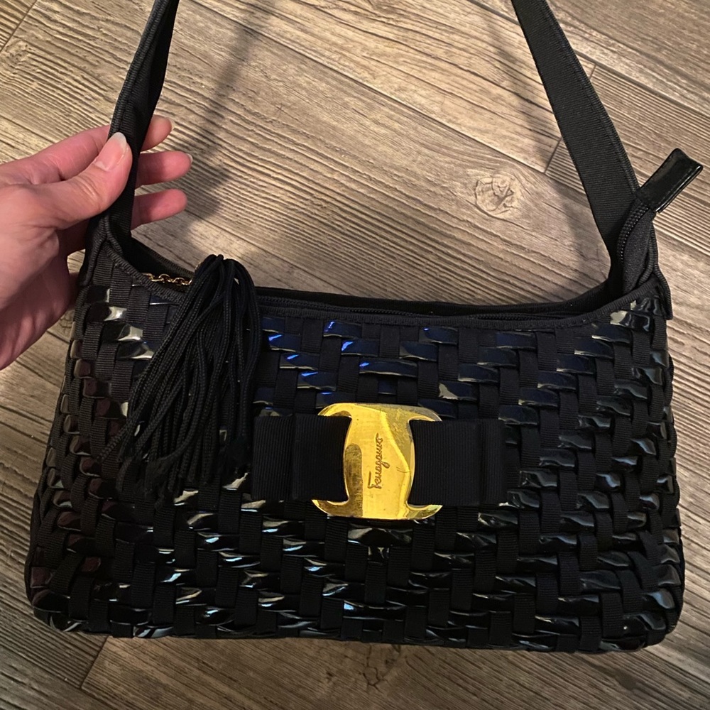 AUTHENTIC SALVATERO FERRAGAMO SHOULDER BAG